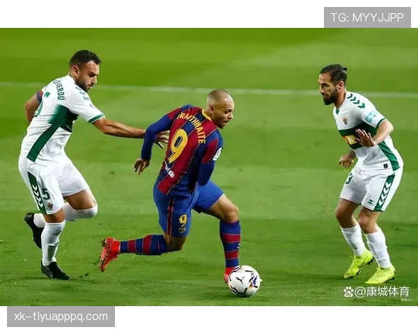 巴萨进攻体系过度依赖边路，中路创造力不足影响战术多样性